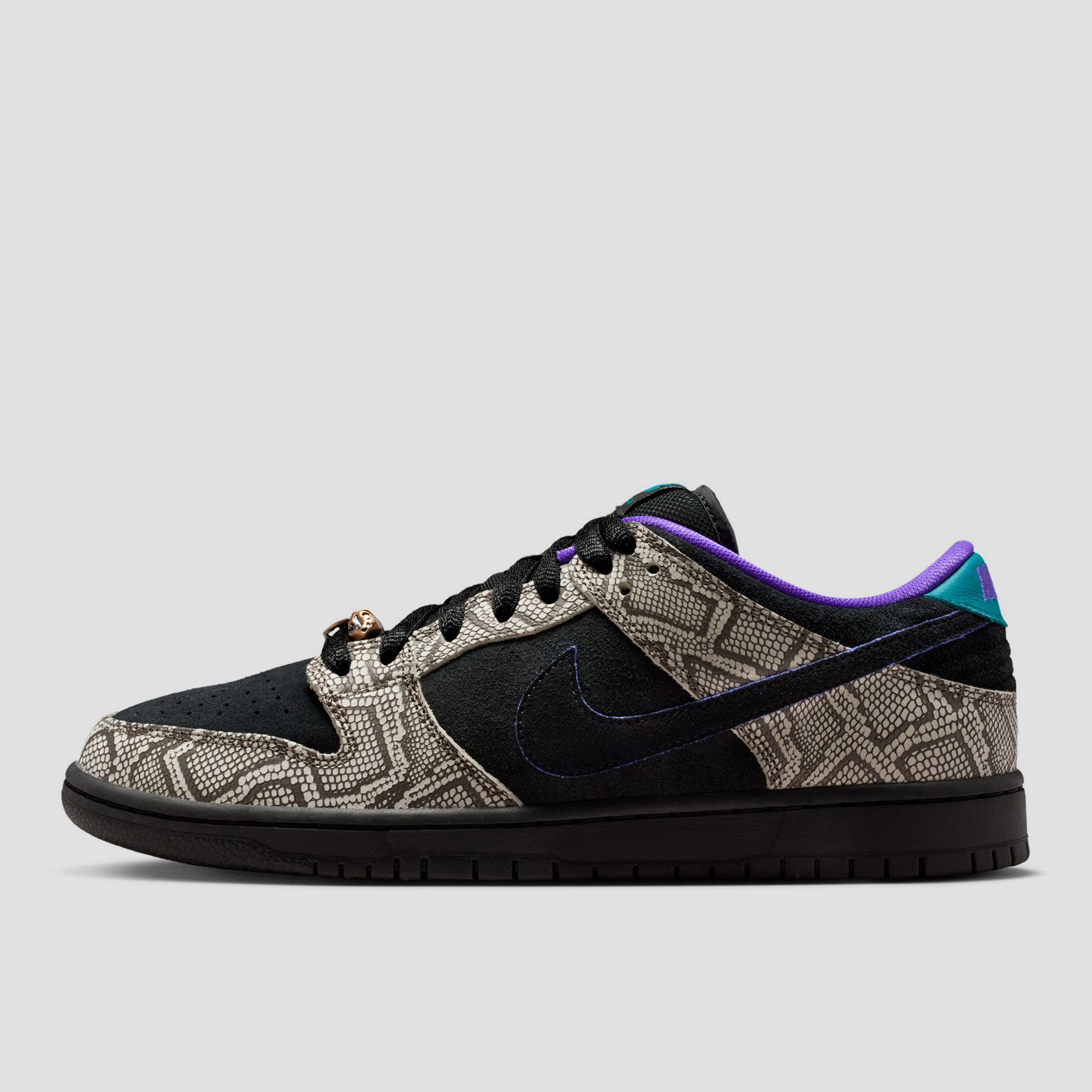 Nike SB Dunk Low Pro Skate Shoes String / Black / Bright Spruce / Fierce Purple