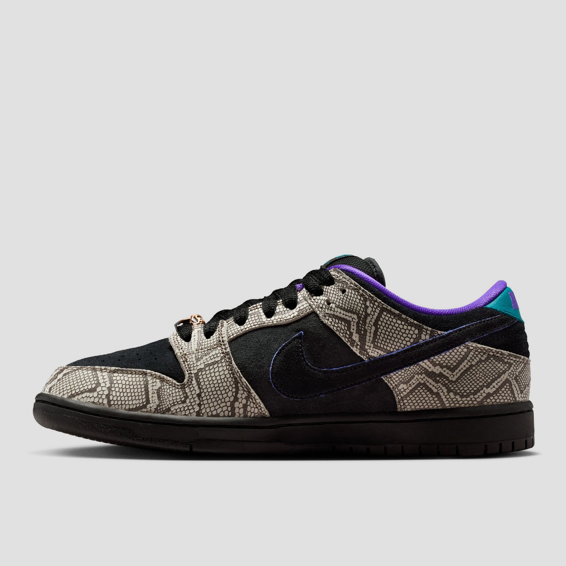 Nike SB Dunk Low Pro Skate Shoes String / Black / Bright Spruce / Fierce Purple