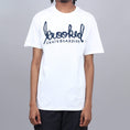 Load image into Gallery viewer, Krooked Skript T-Shirt White / Navy
