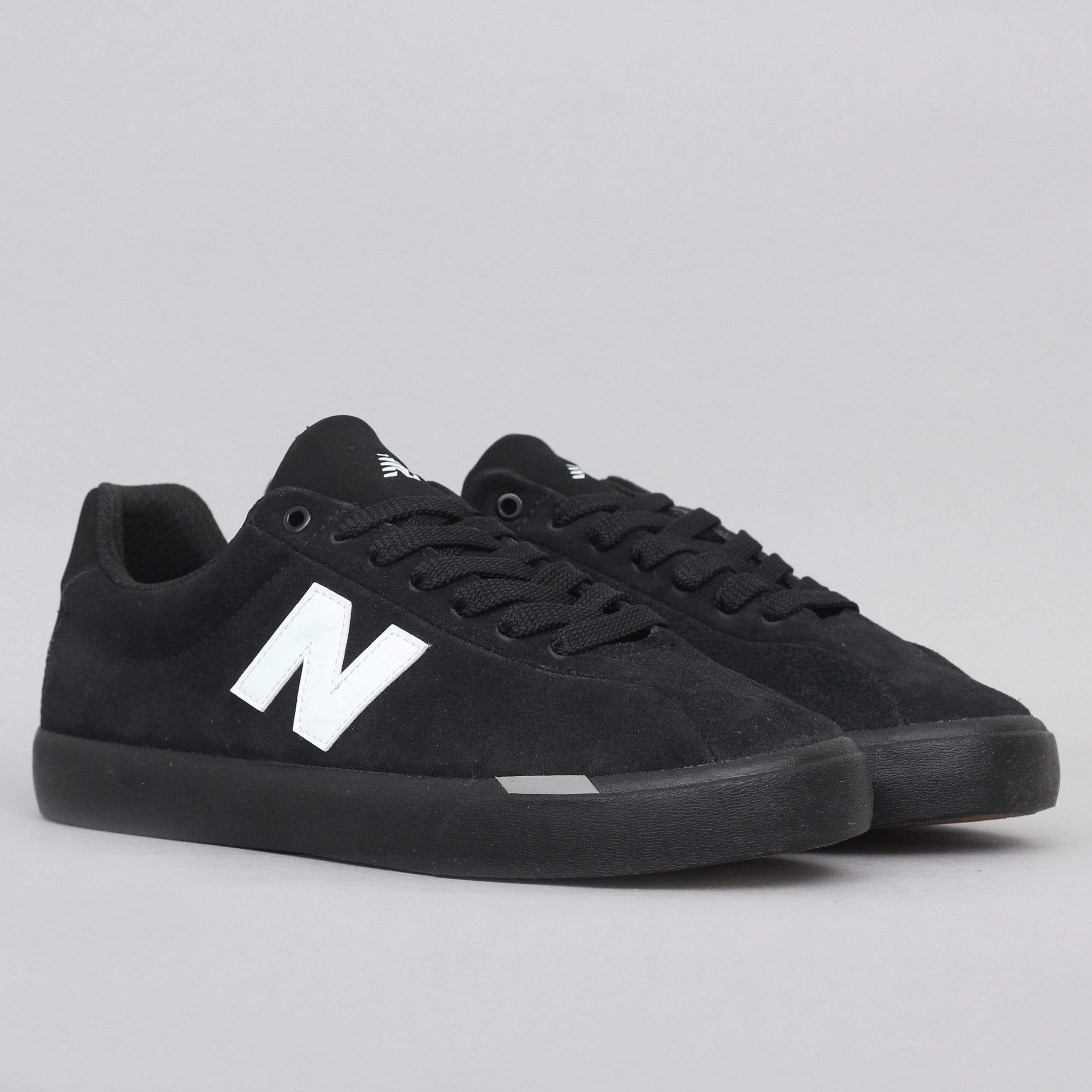 New Balance 22 Shoes Black / White